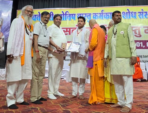 अनुज और अवधूत पांडे का इंदौर में किया गया सम्मान