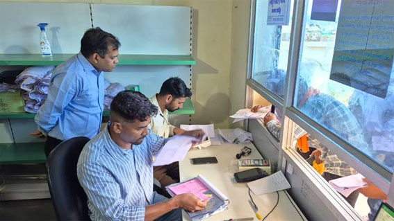 अचानक कलेक्टर को देख कर्मचारियों की हालत हुई पतली