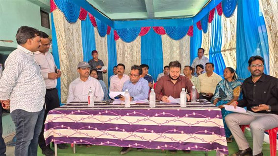 खमारपानी में कलेक्टर ने लगाई चौपाल, ग्रामीणों ने बताई समस्याएं