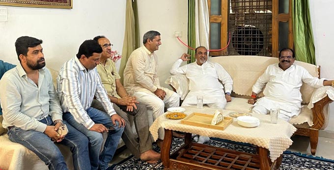 घर-घर जाकर भाजपा सरकार की उपलब्धियां बता रही भाजपा टीम