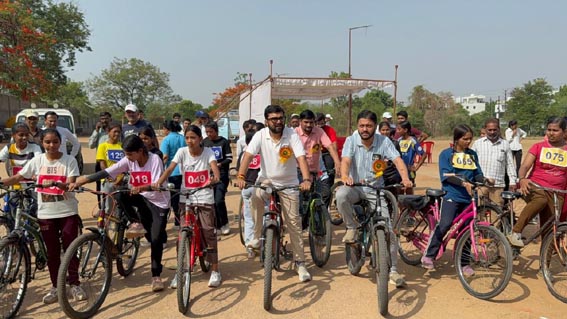 साइकिल रेस को सांसद ने दिखाई हरी झंडी