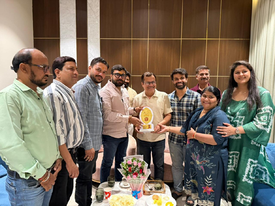 सांसद ने नागरिकों से घर जाकर की मुलाकात, किया अभिनंदन 