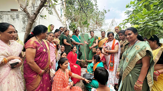 राजराजेश्वरी माता मंदिर में मातृ शक्तियों ने किया पौधरोपण