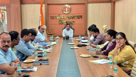 कलेक्टर हरेन्द्र नारायण ने ली नगर निगम की समीक्षा बैठक