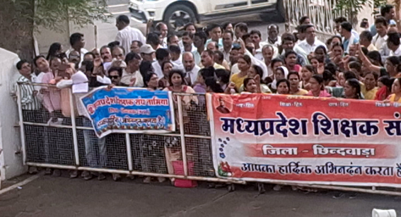 शिक्षक पात्रता परीक्षा के खिलाफ शिक्षक संघ ने दिया ज्ञापन