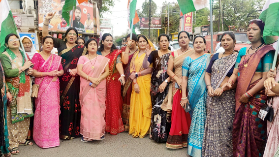 महिला कांग्रेस ने चुनाव आयोग के खिलाफ किया प्रदर्शन