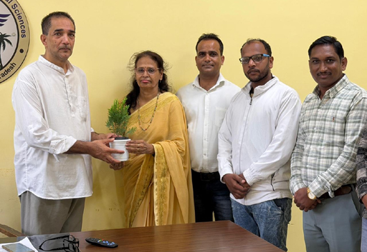 सेवा संकल्प सोसायटी ने डॉक्टर्स डे पर पौधे भेंट कर किया सम्मान