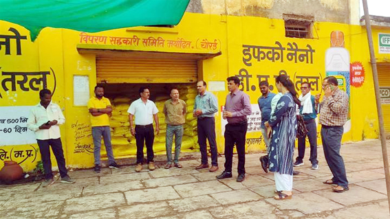  कृषि उप संचालक ने चौरई के डबल लॉक केंद्रों का किया निरीक्षण