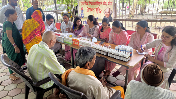होम्यिोपैथी डॉक्टर्स ने वृद्धाश्रम में बुजुर्गों का स्वास्थ्य जांचा और किया उपचार