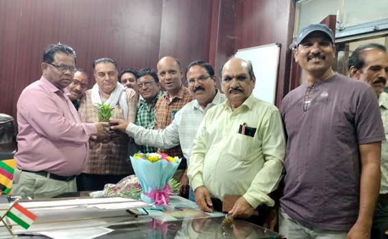 नवागत जिला शिक्षा अधिकारी का शिक्षक संघ ने किया स्वागत