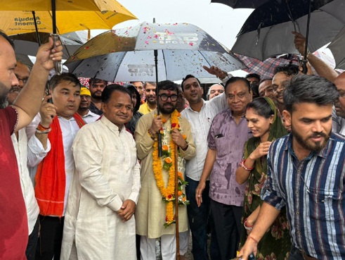 बारिश में भी जारी रही सांसद बंटी विवेक साहू की दुसरे दिन की पदयात्रा