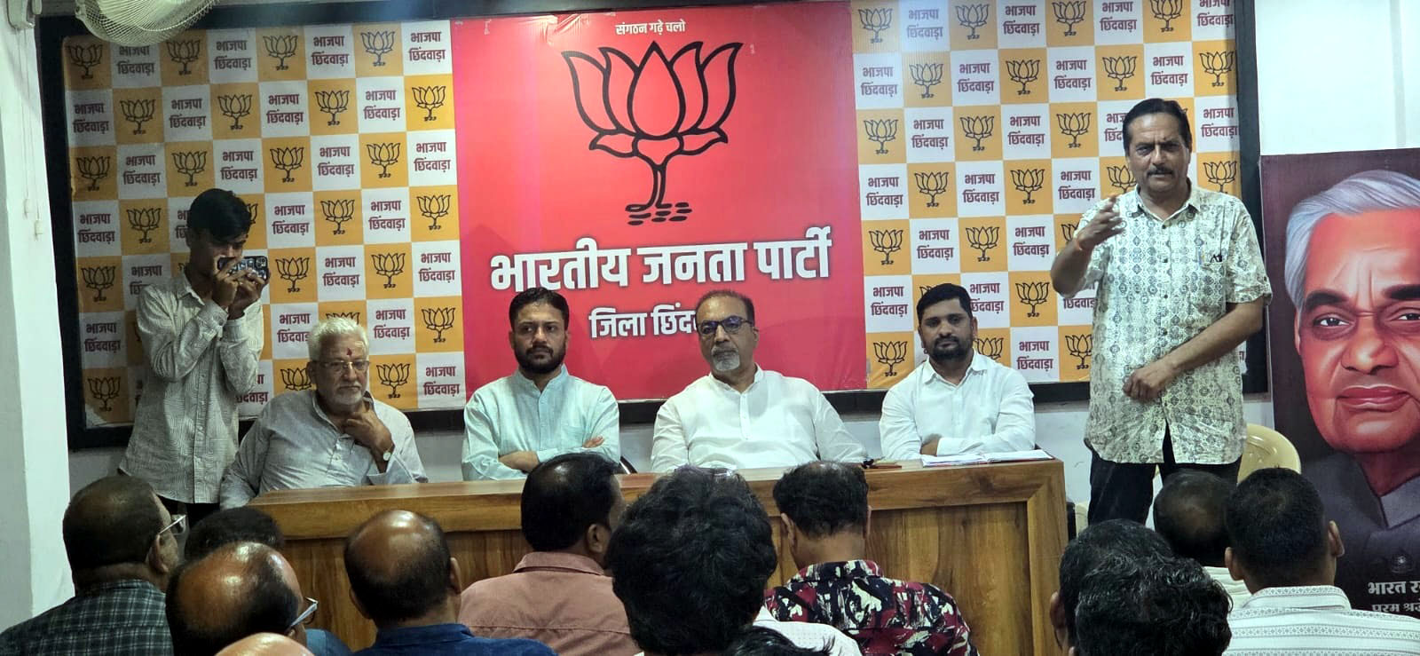 भाजपा जिलाध्यक्ष ने राम मंदिर एवं पातालेश्वर मंडल की ली बैठक