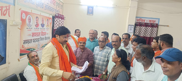 शिक्षकों का मुद्दा संसद तक पहुंचेगा, राज्यसभा सांसद को सौंपा ज्ञापन