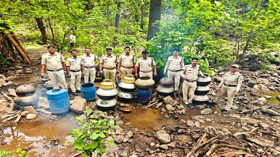 उमरानाला में आबकारी की बड़ी कार्रवाई, 30 लीटर कच्ची शराब जप्त