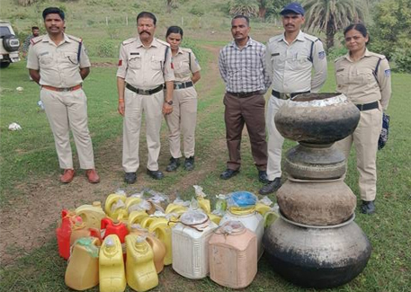चाँदामेटा में आबकारी विभाग ने 100 लीटर हाथ भट्टी शराब जब्त की