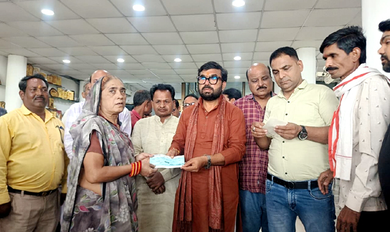 सांसद ने 57 परिवारों को दी 2 लाख 85 हजार की आर्थिक सहायता राशि