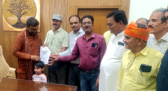 शिक्षक संघ ने TET सहित अन्य समस्याओं पर सांसद से की चर्चा