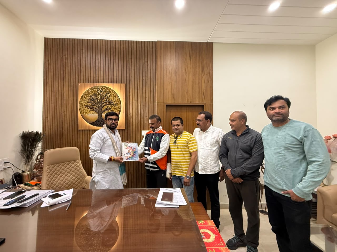 वीर मेमोरियल फाउंडेशन ने सांसद भेंट की पत्रिका
