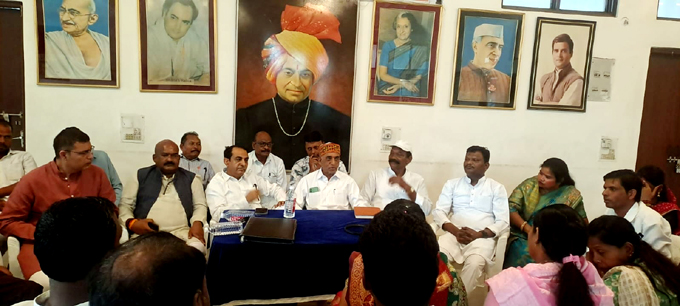 विश्व आदिवासी दिवस को लेकर राजीव भवन में की बैठक