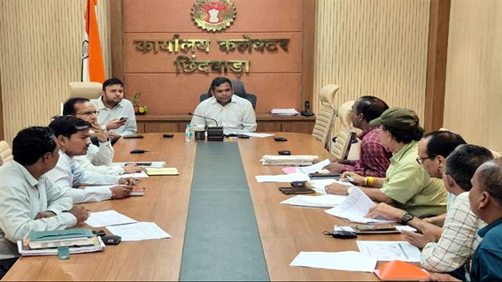 कलेक्टर ने बड़े निर्माण कार्यों की धीमी गति पर जताई नाराजगी 