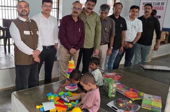 जिला जेल में रंग-बिरंगे खिलौने देख खिल उठे नन्हे चेहरे