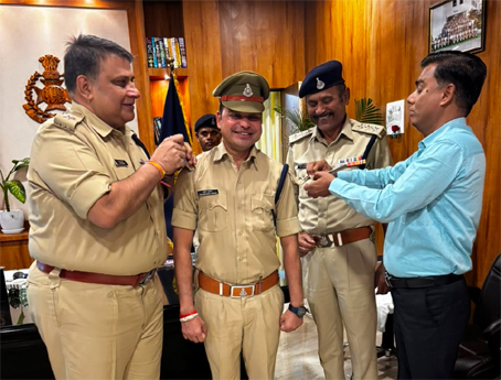 पदोन्नति पर पुलिस अधीक्षक ने अधिकारियों को लगाए स्टार