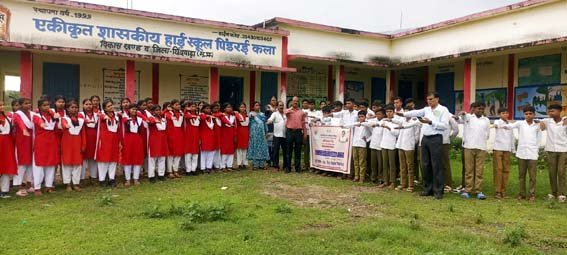 विद्यार्थियों को बताया, देश में 250 से 300 प्रजातियों के सांप पाए जाते हैं 
