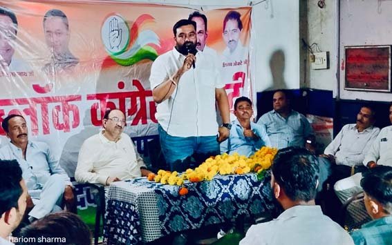 अवैध शराब के खिलाफ युवक कांग्रेस ने थाना प्रभारी को सौंपा ज्ञापन