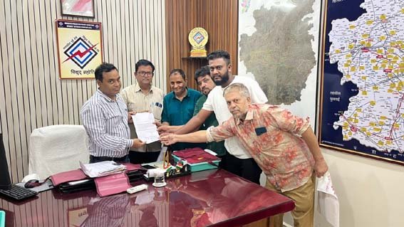  विद्युत कंपनी की लापरवाही को लेकर अधीक्षण अभियंता को सौंपा ज्ञापन