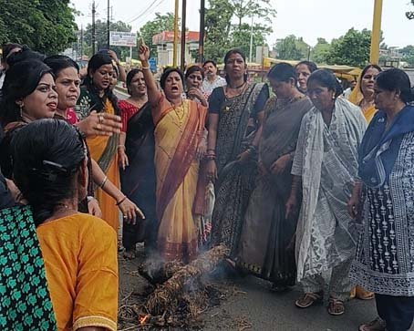 केन्द्रीय शिक्षामंत्री और भाजपा सांसद के खिलाफ महिला कांग्रेस का प्रदर्शन