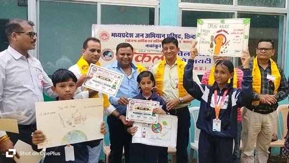 विद्यार्थियों ने चित्रों के माध्यम से दिया नशा मुक्त समाज का संदेश
