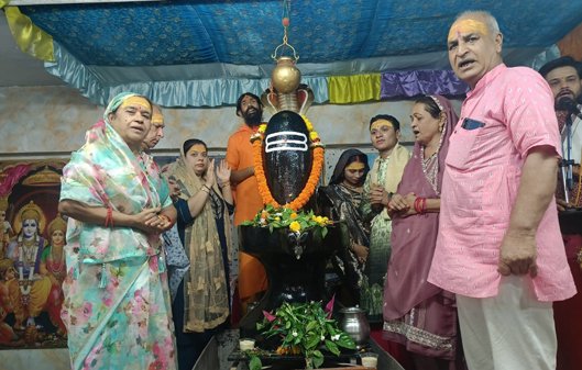 सावन के प्रथम सोमवार पर अनगढ़ हनुमान मंदिर में उमड़े श्रद्धालु