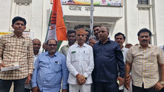 दतिया उप चुनाव जीत पर कांग्रेस कार्यालय में हुई जमकर आतिशबाजी
