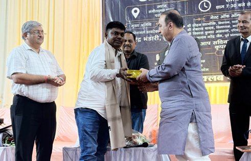 दिव्यांगों की सेवा करने वाले मुकेश मालवीय का लायंस क्लब ने किया सम्मान