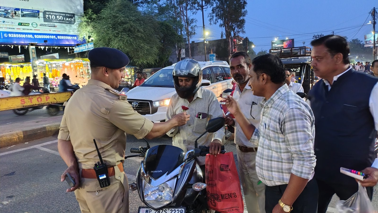 जागरूक वाहन चालकों का गुलाब और पेन भेंट कर किया सम्मान 