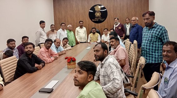 रेलवे व्यापारियों की समस्याओं को लेकर सांसद से मिला प्रतिनिधिमंडल