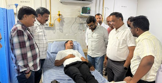 पार्षद विजय पाटिल का हाल जानने अस्पताल पहुंचे सांसद
