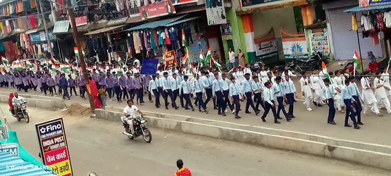 भारत माता का जयघोष, हजारों विद्यार्थियों ने निकाली तिरंगा यात्रा