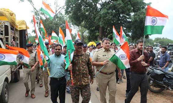 कलेक्टर-एसपी सहित वरिष्ठ अधिकारियों ने थामा तिरंगा