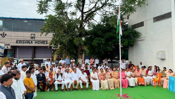 भाजपा कार्यालय में जिलाध्यक्ष शेषराव यादव ने किया ध्वजवंदन