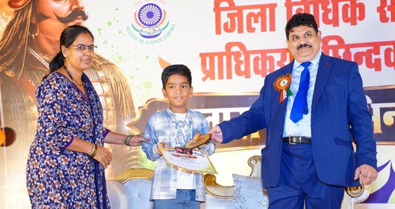 न्यायालय कर्मचारियों और बच्चों ने दी गीत-नृत्य की प्रस्तुति
