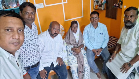 शहीद लालमन के परिजनों का कांग्रेस जनसमस्या निवारण प्रकोष्ठ ने किया सम्मान