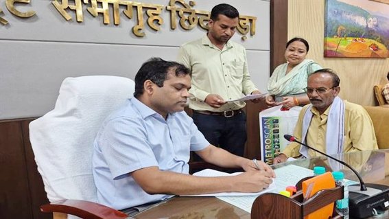 जनसुनवाई में कलेक्टर ने सुनी समस्याएं, अधिकारियों को त्वरित निराकरण के निर्देश