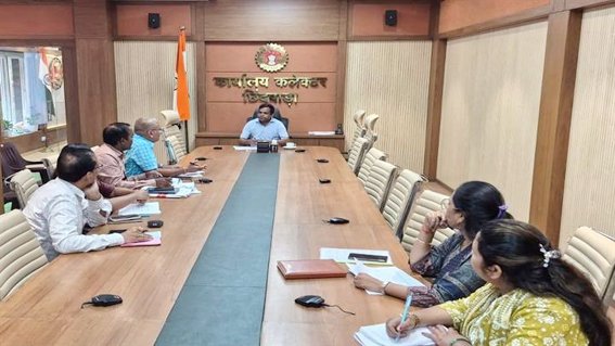 कलेक्टर ने की विभागों के निर्माण कार्यों की समीक्षा