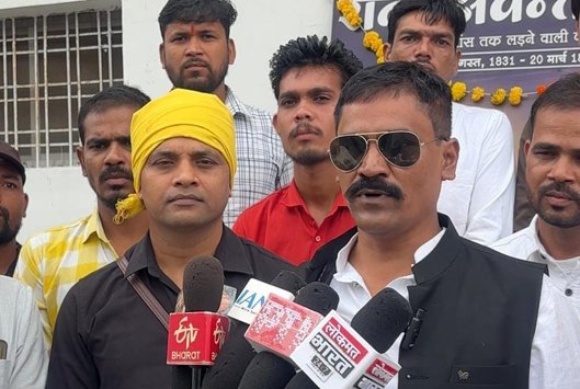 कुण्डीपुरा थाना प्रभारी को हटाने पुलिस अधीक्षक को दिया ज्ञापन