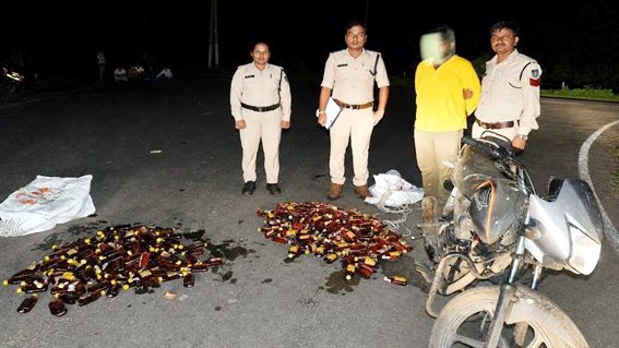 सिवनी जिले से ला रहे थे शराब, दुपहिया वाहन सहित दो पकड़ाएं