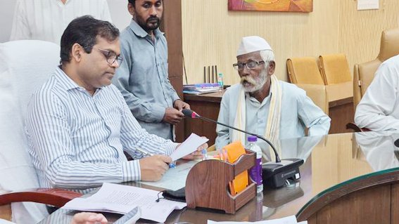 छोटी-छोटी समस्या लेकर कलेक्टर से मिलने पहुंचे ग्रामीण