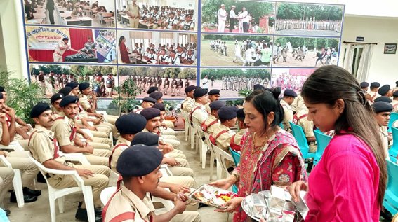 योग वेदांत महिला समिति की बहनों ने नवआरक्षकों को बांधी राखियां