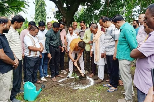 निर्मल स्टेट के शिव मंदिर में सांसद ने किया पौधरोपण