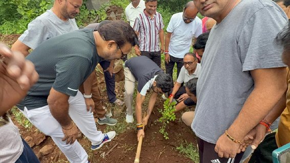 सांसद ने धरमटेकड़ी में कर पौधरोपण कर मॉर्निंग वाक ग्रुप के सदस्यों से की चर्चा